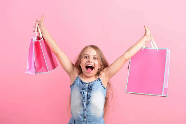 Chica de la escuela con paquetes aislados sobre fondo rosa —  Fotos de Stock