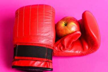 Boks eldivenleri, pembe arka plan izole apple ile