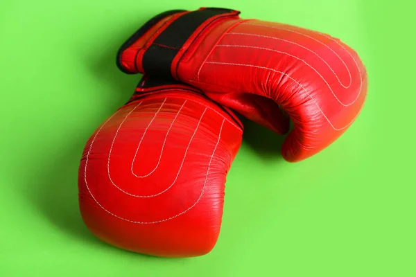 Concepto de lucha deportiva y protección con guantes de boxeo —  Fotos de Stock