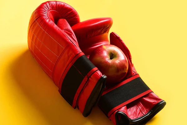 Equipamiento deportivo y fruta sobre fondo amarillo. Guantes de boxeo —  Fotos de Stock