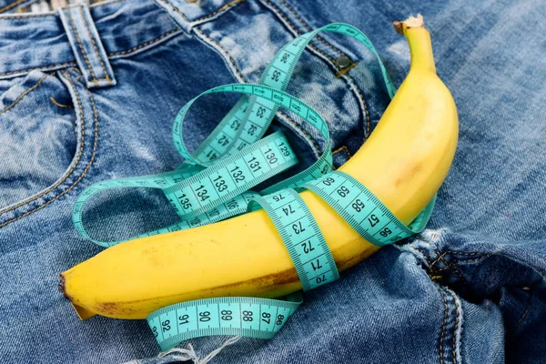 Saúde e sexualidade masculina conceito: calças virilha e banana — Fotografia de Stock