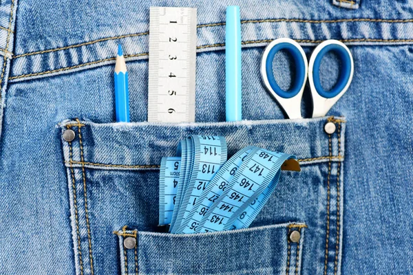 Coisas para fazer roupas em bolsos jeans, close-up — Fotografia de Stock