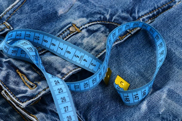 Blaues Maßband am Jeans-Schritt als Designkonzept — Stockfoto