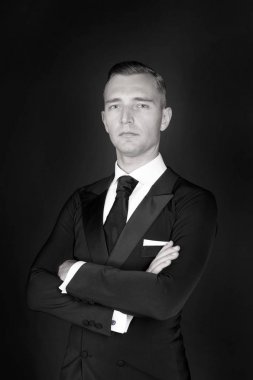 Siyah smokin takım elbise ve Beyaz tişörtlü adam