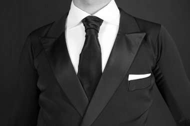 Siyah smokin takım elbise ve Beyaz tişörtlü adam