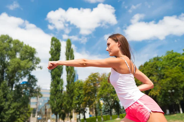 Allenamento di donna punzonatura sole all'aperto — Foto Stock