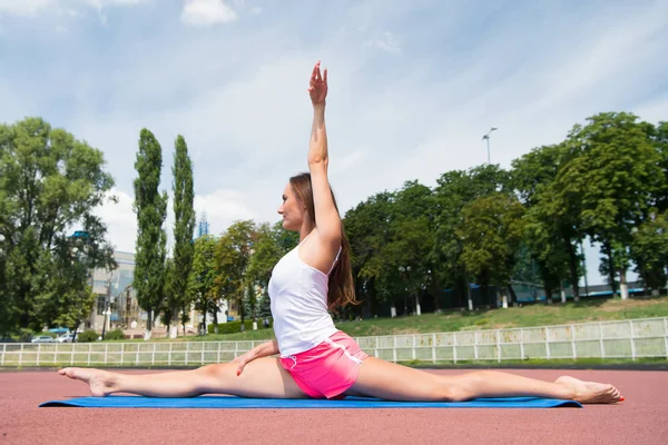 Kız güneşli açık fitness mat.