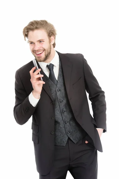 Hombre con la cara sonriente hablar en el teléfono móvil — Foto de Stock