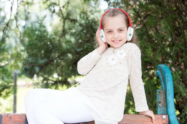 Söt liten flicka njuter av musik med hörlurar — Stockfoto