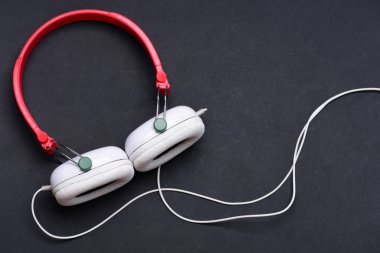 Müzik aksesuarları ve teknoloji konsepti. Müzik için kulaklık