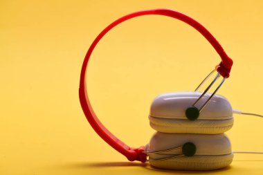 Müzik aksesuarları ve teknoloji konsepti. Müzik için kulaklık