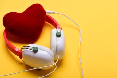 Müzik ve aşk sembolü için kulaklık. Modern ve şık kulaklıklar