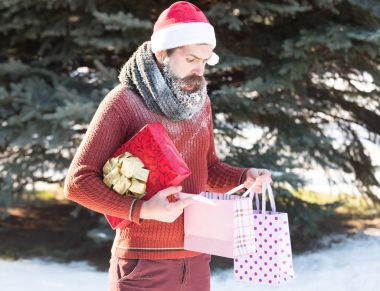 Sürpriz Noel Baba hediyeleri açıyor.
