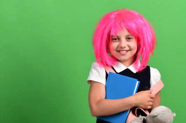 Okula ve eğitim konseptine geri dönmek. Kız mavi kitabı tutuyor.