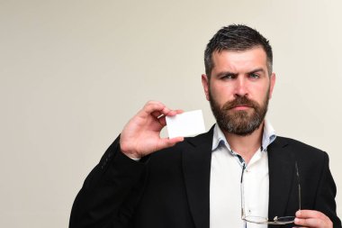 Huysuz yüz ve açık gri renkli gözlük adam