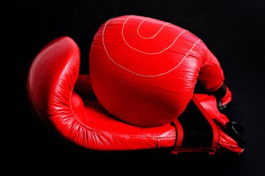 Çift sulu kırmızı renkte boks için eldivenler
