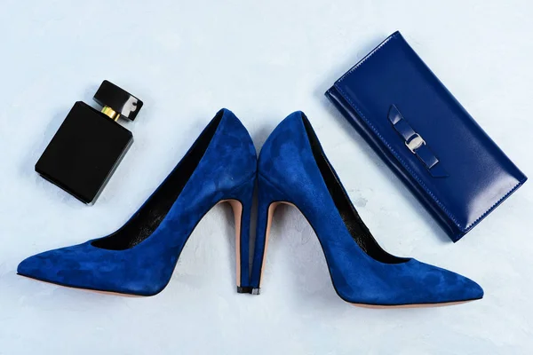 Scarpe e pochette in colore blu scuro con bottiglia di profumo — Foto Stock