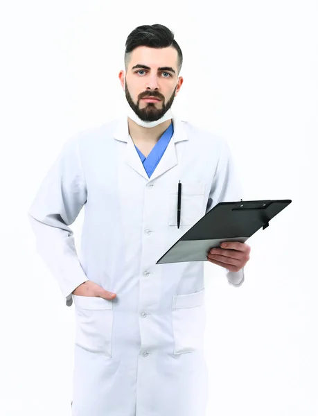Ο άνθρωπος με το συμπυκνωμένο πρόσωπο σε λευκό παλτό. Οδοντίατρος στην μάσκα — Φωτογραφία Αρχείου