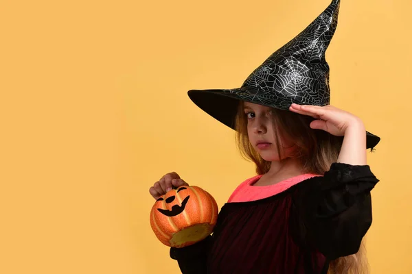 Enfant en costume de sorcière et lanterne Jack o — Photo