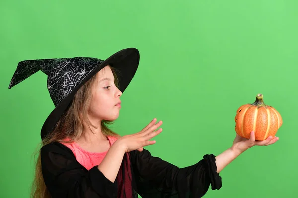 Fekete boszorkány kalap gyerek, ruha és koncentrált arc — Stock Fotó