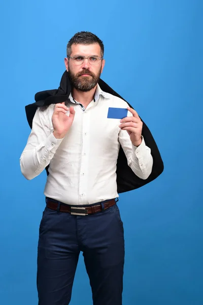 흰 셔츠에 수염을 가진 남자 보유 블루 명함 — 스톡 사진