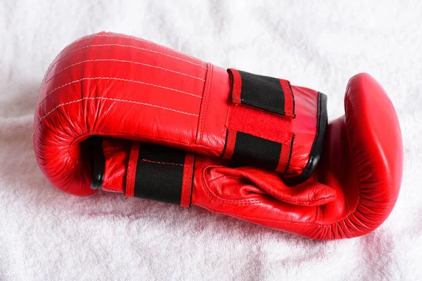 Paar boksen wanten in opvallende rode kleur — Stockfoto