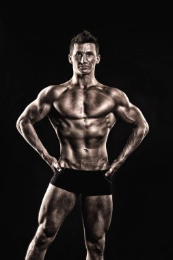 Adam çıplak göğüs ile.