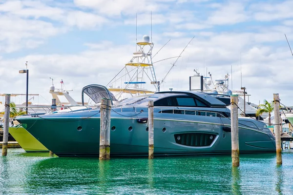 Yachts de luxe amarrés dans le port de miami — Photo