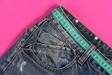 Kot kemer, yerine mavi ölçü bandı ile yakın çekim