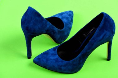 Süslü süet kadın ayakkabı, closeup çifti. Yüksek topuk ayakkabı