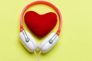 Müzik ve aşk sembolü için kulaklık. Modern ve şık kulaklıklar