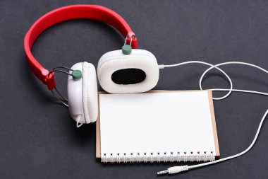 Kulaklık boş defter ile beyaz ve kırmızı renkte