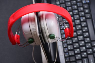 Elektronik gri arka plan üzerinde. Kulaklık ve siyah dizüstü