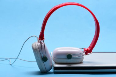 Ses kayıt fikir. Dijital ekipman kavramı. Kulaklık ve gümüş dizüstü