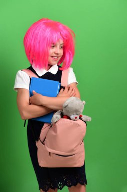 Okula ve eğitim konseptine geri dönmek. Gülümseyen okul kızı.