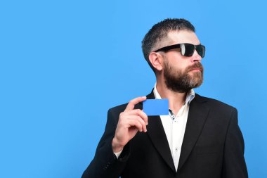 Boş oyun kağıdı, kopya alanı ile iş adamı. Sakallı