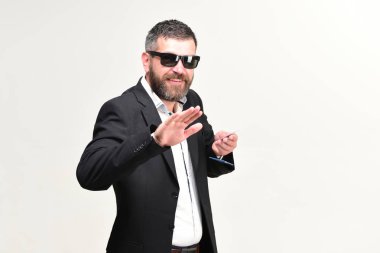Sakallı takım elbiseli adam jest yapar