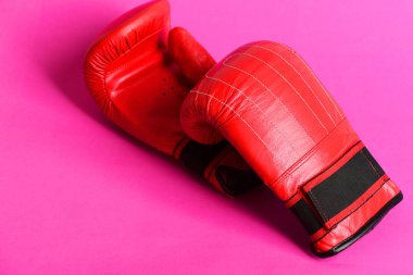 Çarpıcı kırmızı renk deri boks spor eldivenler