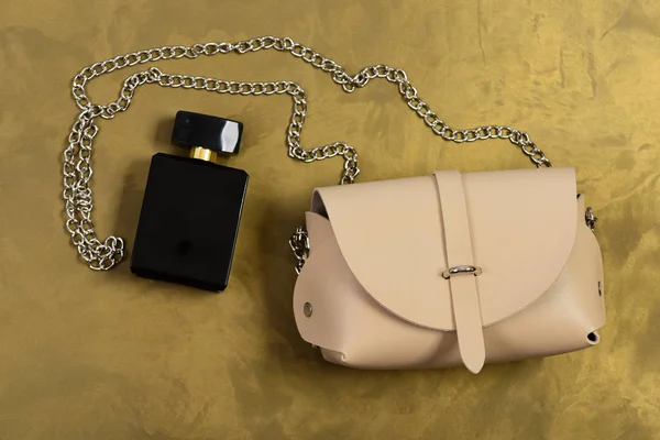 明るいベージュ色の香水財布。ファッションや魅力 — ストック写真