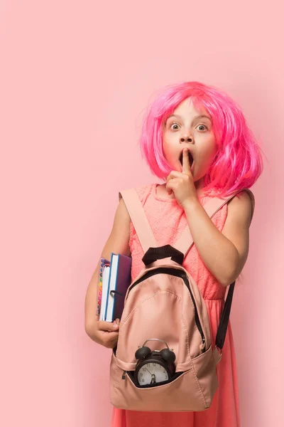 Niño con despertador y libros. Regreso al concepto escolar — Foto de Stock