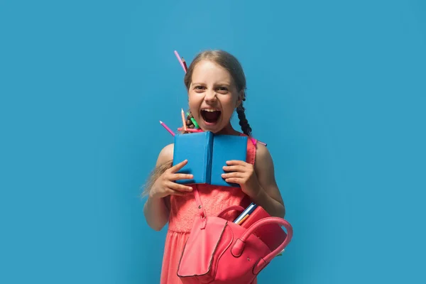 Chica con bolsa de color rosa sostiene portátil azul abierto — Foto de Stock