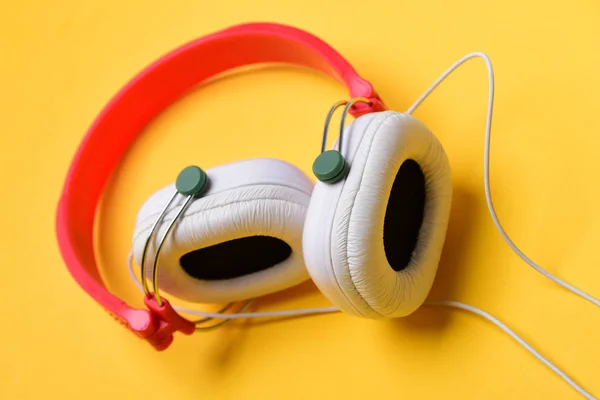 Koptelefoon voor muziek gemaakt van plastic. Hobby, vrije tijd en muziek — Stockfoto