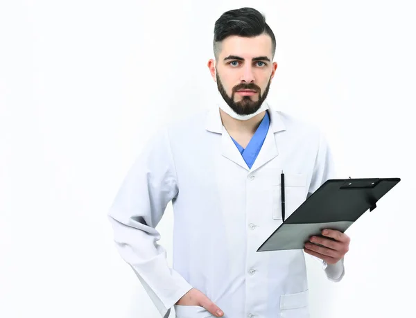 Dokter met baard houdt clip map voor recepten. — Stockfoto