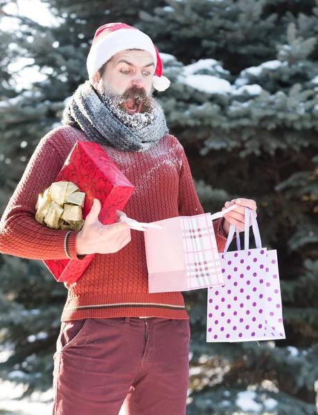 Verrast kerstman opent cadeautjes — Stockfoto