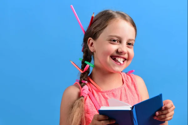 Chica de la escuela con la cara sonriente feliz aislado sobre fondo azul —  Fotos de Stock