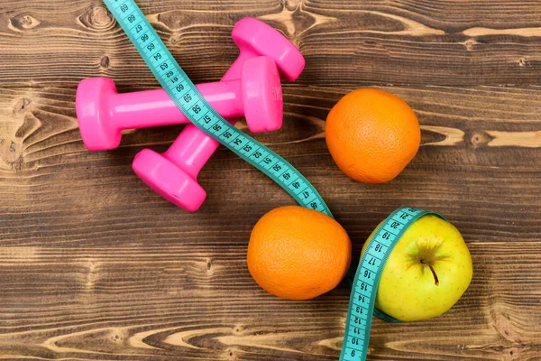 Sinaasappel, appel met meetlint, gewicht halters voor dieet concept — Stockfoto