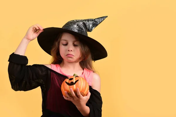Halloween och kostym part koncept. Barn i häxa kostym — Stockfoto