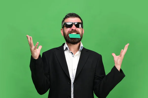 검은 수염을 가진 남자 치아에 녹색 비즈니스 카드를 보유 하 — 스톡 사진