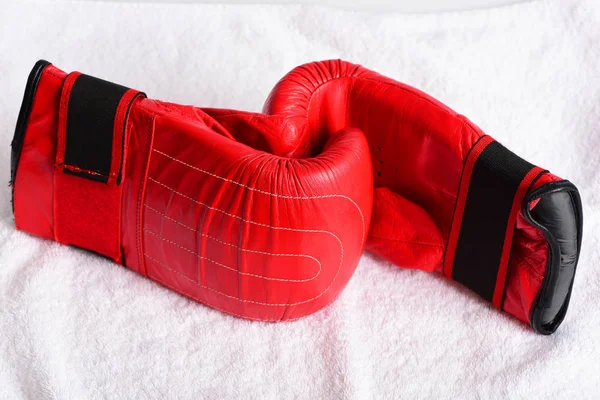 Sportgeräte und Kampfkunst-Konzept mit roten Boxhandschuhen — Stockfoto