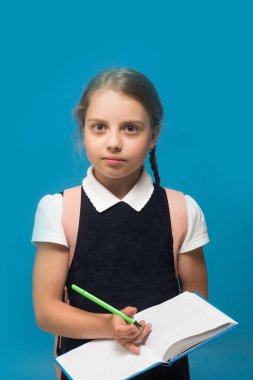 Örgüler ve ciddi bir yüz ile kız. Geri okul kavramı